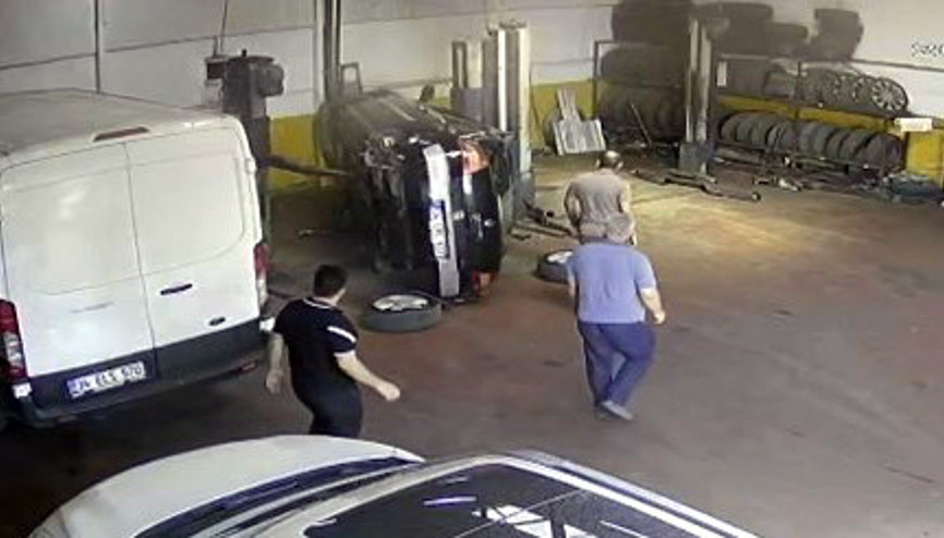 İstanbul- Arnavutköyde otomobil liftten düştü; tamirci son anda kurtuldu