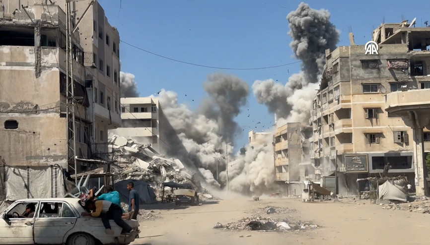 İsrail Gazzede El-Bahr Caddesindeki binayı vurdu Saldırı anı kamerada