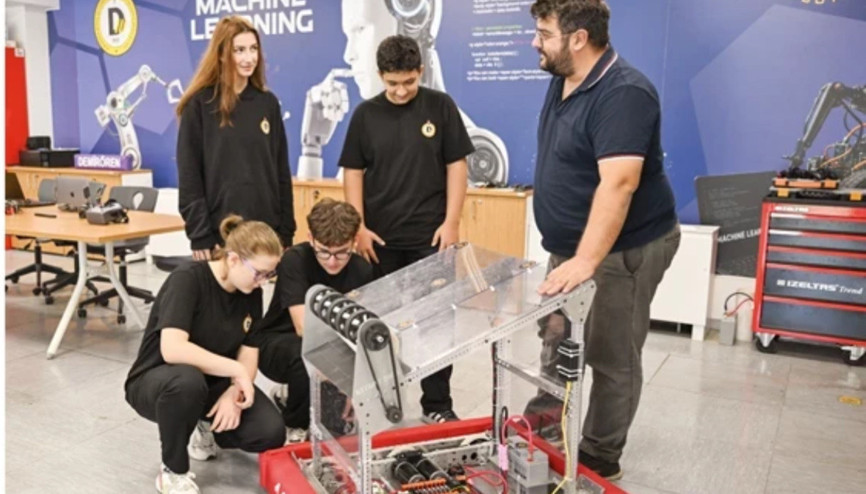 Demirören Medya ve Teknoloji Mesleki ve Teknik Anadolu Lisesi Yapay Zekâ Bölümü öğrencileri: ‘Dünyanın yeni dilini liseden öğrenmek bizi ileri taşıyacak’ Demirören Medya ve Teknoloji Mesleki ve Teknik Anadolu Lisesi Yapay Zekâ Bölümü öğrencileri: ‘Dünyanın yeni dilini liseden öğrenmek bizi ileri taşıyacak’