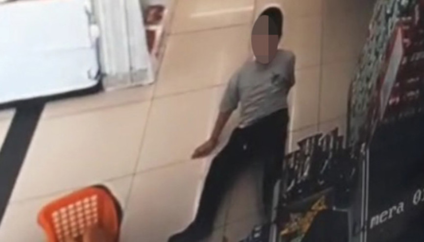 Markette vicdanları sızlatan olay: Otizmli çocuğa vurup yere düşürdü