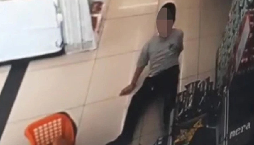 Otizmli çocuğa vurup yere düşürdü