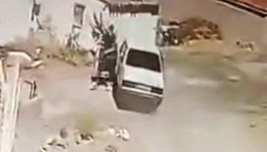 Bir sürücünün başına gelebilecek en kötü olay Seyir halindeyken aracın içinde gördü, korkuyla aşağı atladı