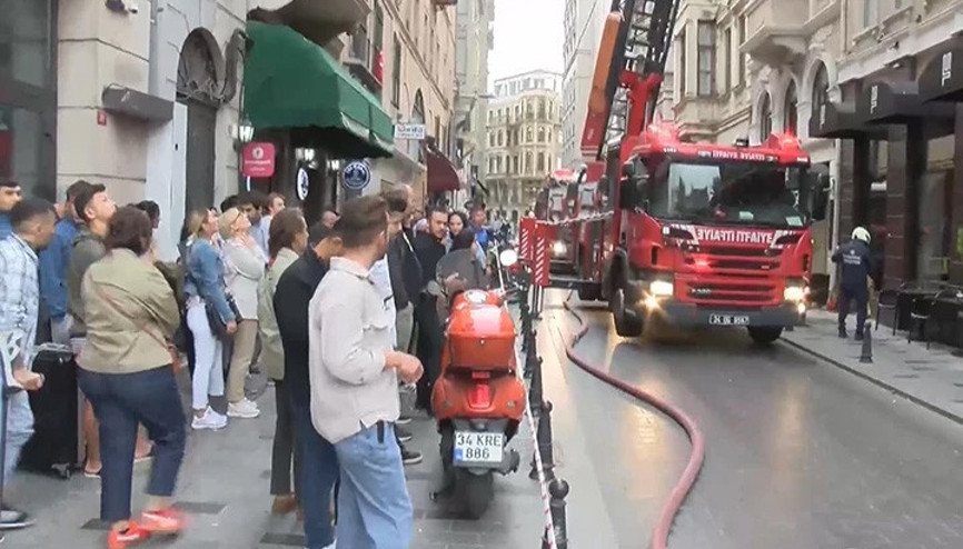 Beyoğlunda otelde korkutan yangın