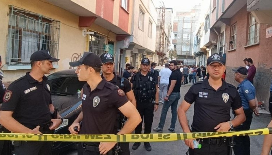 Sokakta dehşet saçtı… Boşanma aşamasındaki eşini öldürüp, intihar etti