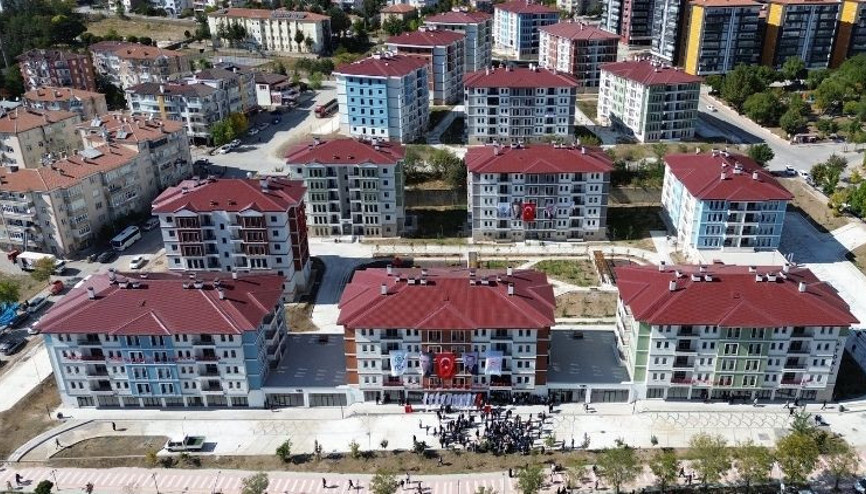 Sevinç gözyaşı döktüler... TOKİ konutları hak sahiplerine teslim edildi