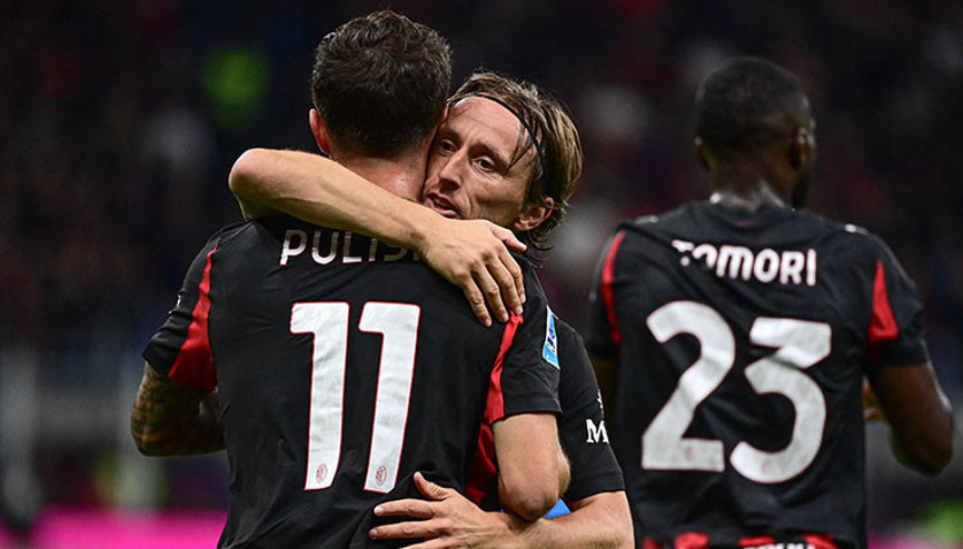 Napoliyi yenen Milan, liderliğe yükseldi