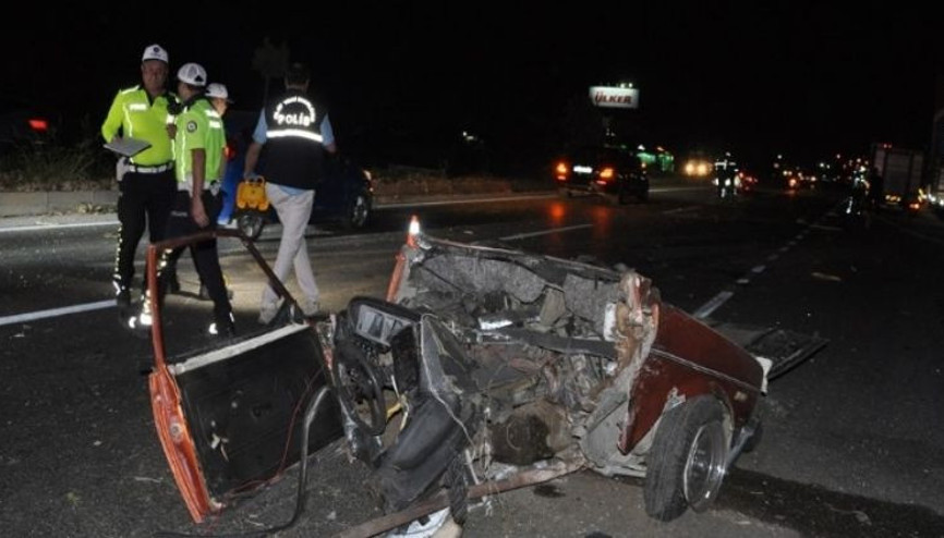 Manisa’da can pazarı... Feci kazada otomobil ikiye ayrıldı, çok sayıda ölü ve yaralı var