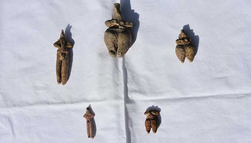 Ritüellerde kullanılıyor olabilir... Ulucak Höyüğünde 8 bin yıllık 5 heykelcik bulundu