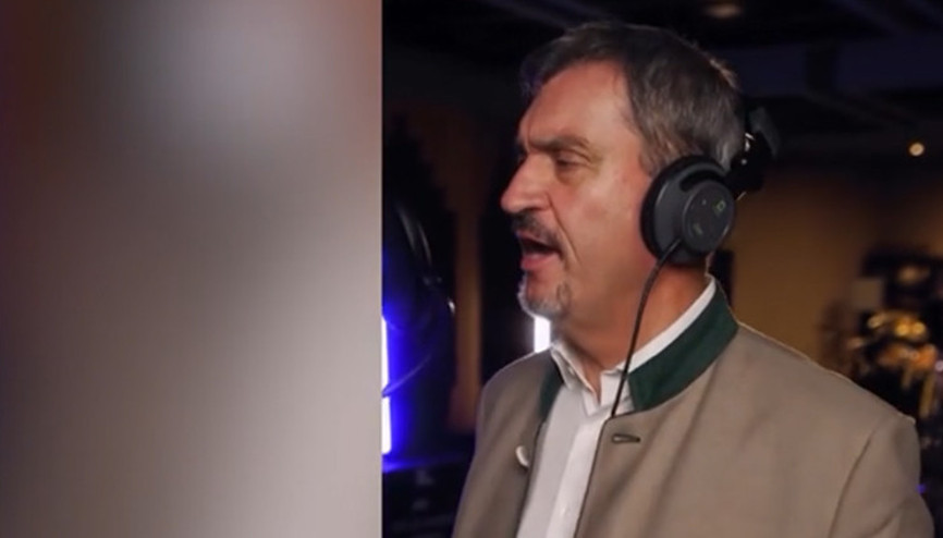 Söder şarkıcılığa soyundu