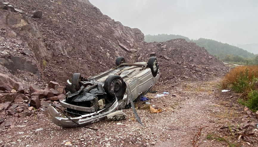 Şarampole devrilen otomobilin sürücüsü ağır yaralandı