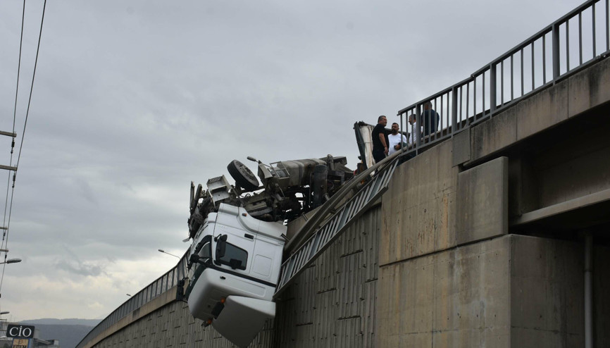 Devrilen TIRın kupası viyadükte asılı kaldı; şoförü yaralandı