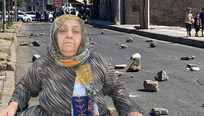 Görenler şaştı kaldı: Caddeyi taş döküp kapattılar | Onlarca yıllık davada belediye ile karşı karşıya geldiler Görenler şaştı kaldı: Caddeyi taş döküp kapattılar | Onlarca yıllık davada belediye ile karşı karşıya geldiler