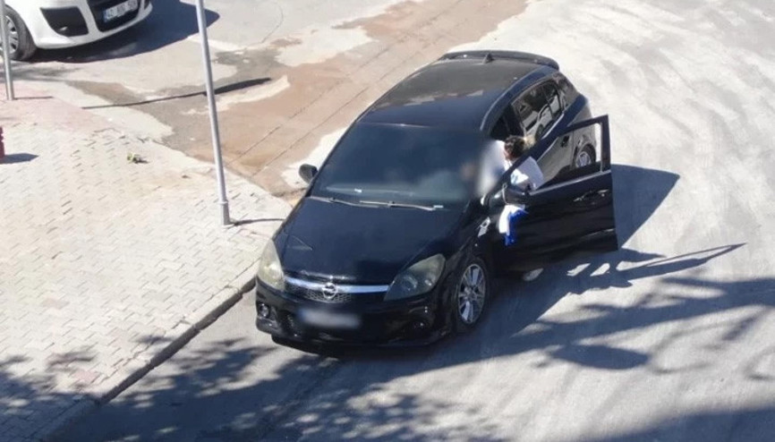 Denetimden kaçmak için eşiyle yer değiştiren ehliyetsiz sürücü dronla görüntülendi