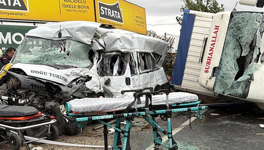 Feci kazada 3 kişi hayatını kaybetti, 9 kişi yaralandı