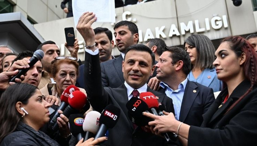 Yeniden il başkanı seçilen CHPli Özgür Çelik mazbatasını aldı