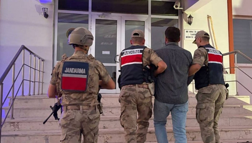 Bingöl’de 4 yıl 4 ay hapisle aranan firari hükümlü yakalandı Bingöl’de 4 yıl 4 ay hapisle aranan firari hükümlü yakalandı