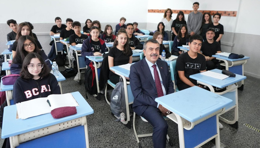 Bakan Tekin, öğrenci daveti üzerine Betül Can Anadolu Lisesini ziyaret etti