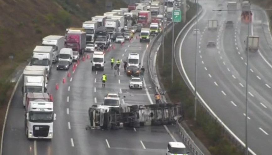 Beykoz Kuzey Marmara Otoyolunda TIR devrildi Sürücü araçta sıkıştı