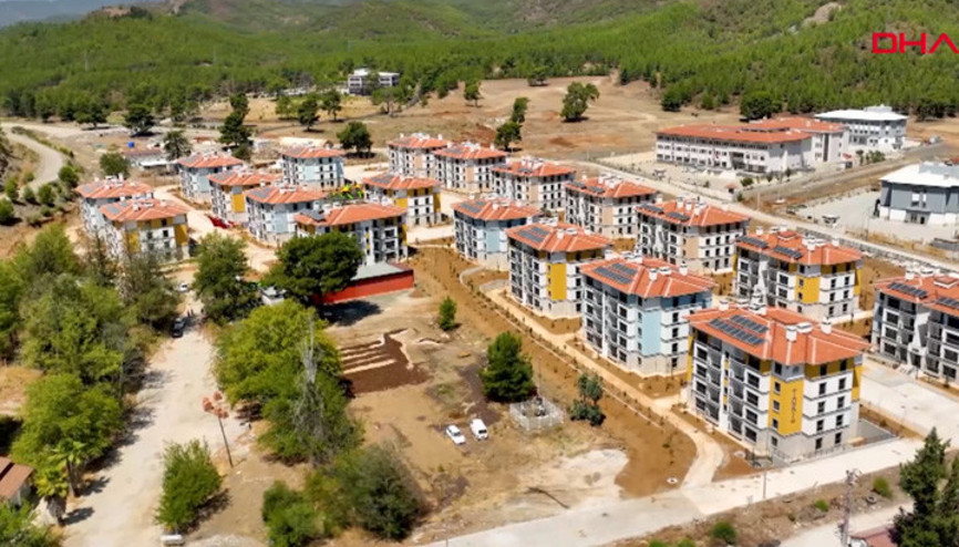 Bakan Kurum, Seydikemer’de yapımı tamamlanan sosyal konutların görüntülerini paylaştı