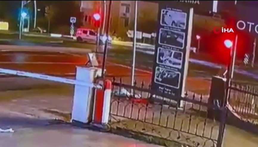 Zanlıları kovalayan polis aracı kaza yaptı: 1 ölü, 4 yaralı Kaza anı kamerada Zanlıları kovalayan polis aracı kaza yaptı: 1 ölü, 4 yaralı Kaza anı kamerada