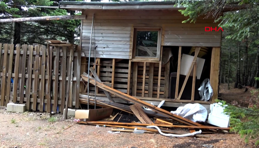 Uludağ’da ayılar, tatilcilerin yiyecek bıraktığı 18 baraka ve eşyalara zarar verdi