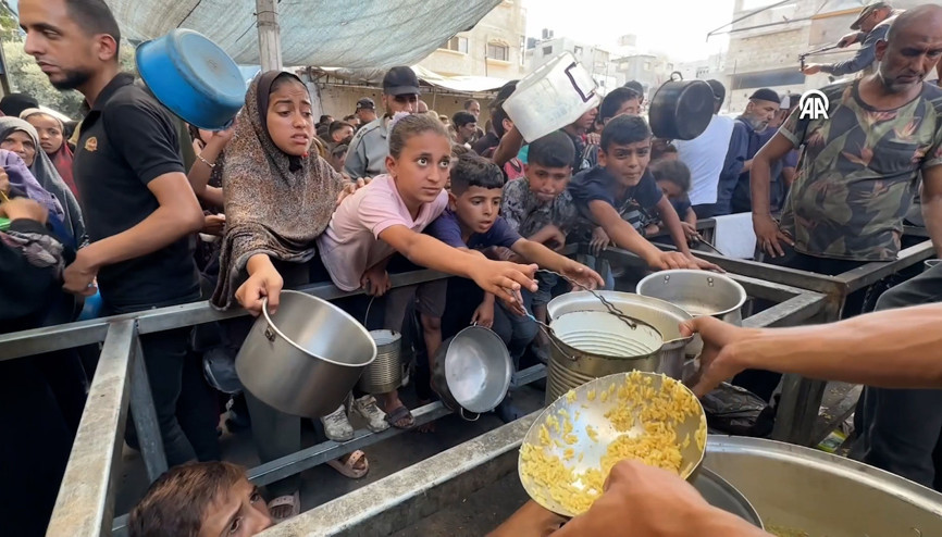 İsrailin açlığa mahkum ettiği Gazzede Filistinlilere yemek dağıtıldı