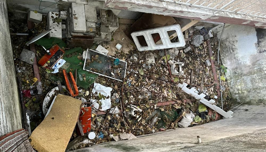 Kokudan durulmuyor Çöp ev apartmanı isyan ettirdi