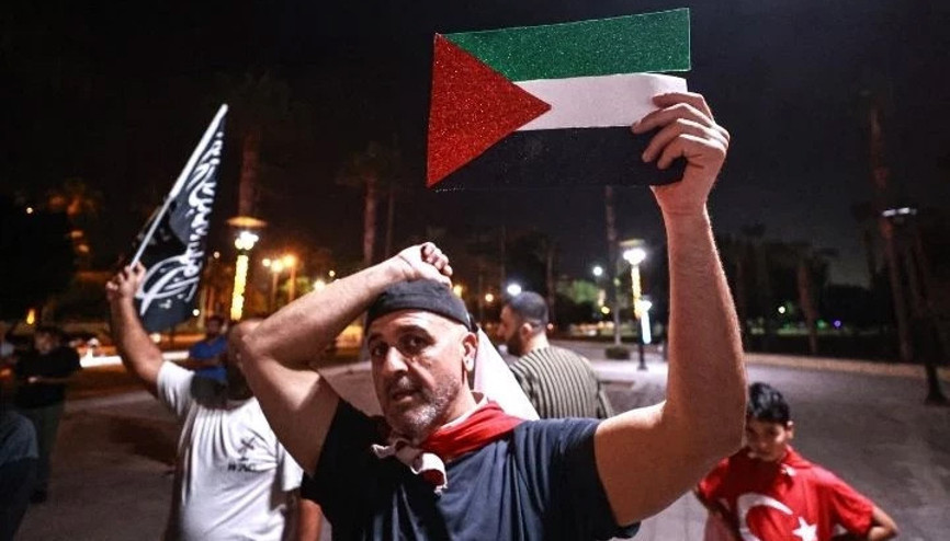 İsraile tepkiler çığ gibi, binlerce insan meydanlara indi