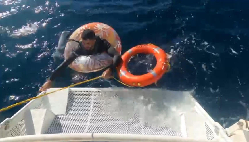 Kuşadasında yüzerek Sisama geçmeye çalışan kaçak göçmen yakalandı