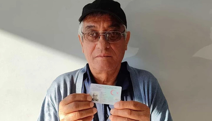 İsim benzerliği nedeniyle kayıtlara ‘ölü’ olarak geçti; yaşadığını ispatlamaya çalışıyor