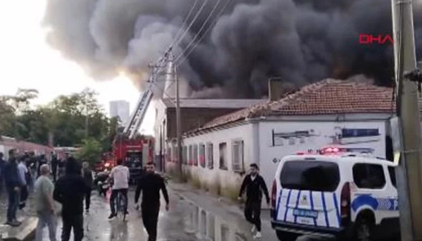 İzmirde depo yangını: Müdahale ediliyor