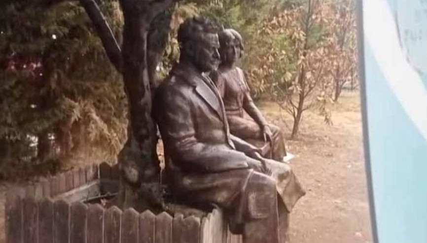 İlginç olay Nazım’ın heykeline arkadaş buldular, yanına böyle taşıdılar İlginç olay Nazım’ın heykeline arkadaş buldular, yanına böyle taşıdılar