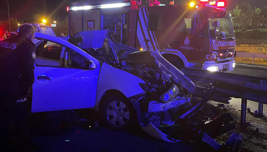 Ümraniyede feci kaza Otomobil bariyere çarptı: 1 ölü, 1 ağır yaralı