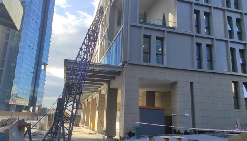 Mecidiyeköyde faciadan dönüldü: Rezidans inşaatında vinç düştü