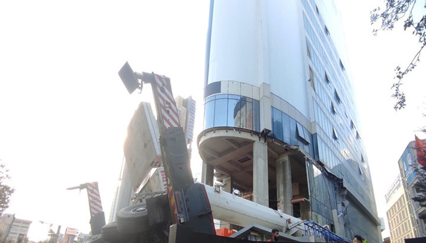 Mecidiyeköyde faciadan dönüldü: Rezidans inşaatında vinç düştü