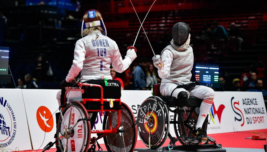 Eskrimci Şenay destek bekliyor