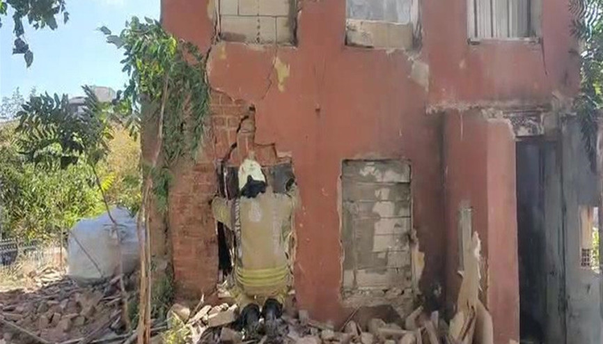 Fatihte 2 katlı metruk bina çöktü