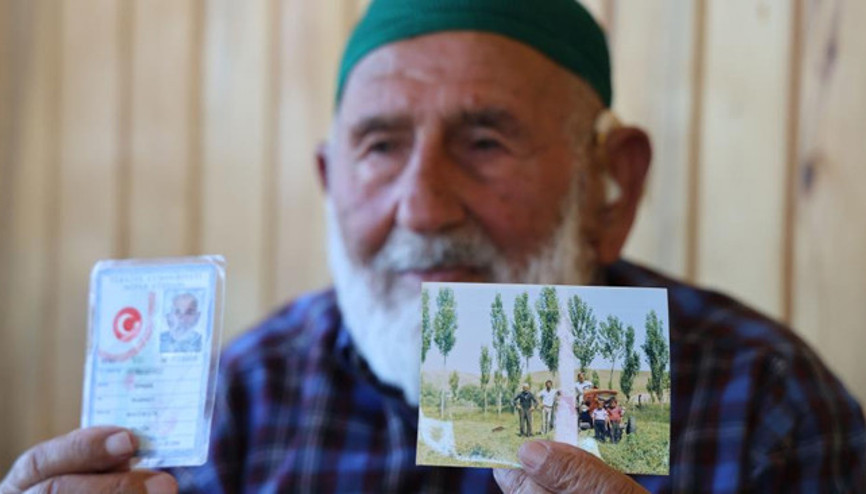 Gerçek yaşının 100 olduğu tahmin ediliyor Sağlıklı yaşamın sırrını anlattı: Sürekli yoğurdun içine katar yerim Gerçek yaşının 100 olduğu tahmin ediliyor Sağlıklı yaşamın sırrını anlattı: Sürekli yoğurdun içine katar yerim