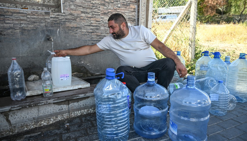 Başkentte yaşanan su kesintisinden etkilenen vatandaşlar çeşmelerden su dolduruyor
