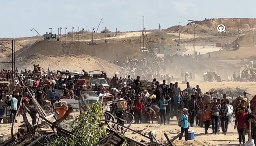 İsrailin açlığa mahkum ettiği Filistinliler, yardım dağıtım noktasına akın etti İsrailin açlığa mahkum ettiği Filistinliler, yardım dağıtım noktasına akın etti