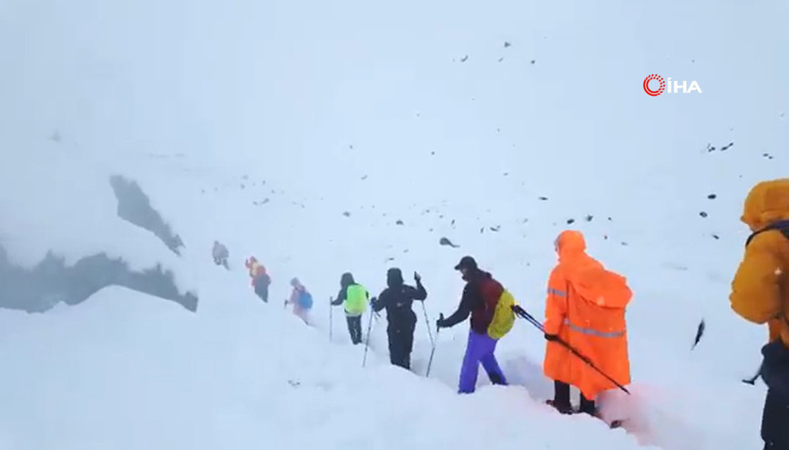Everest’teki kar fırtınası nedeniyle bin kişi dağda mahsur kaldı