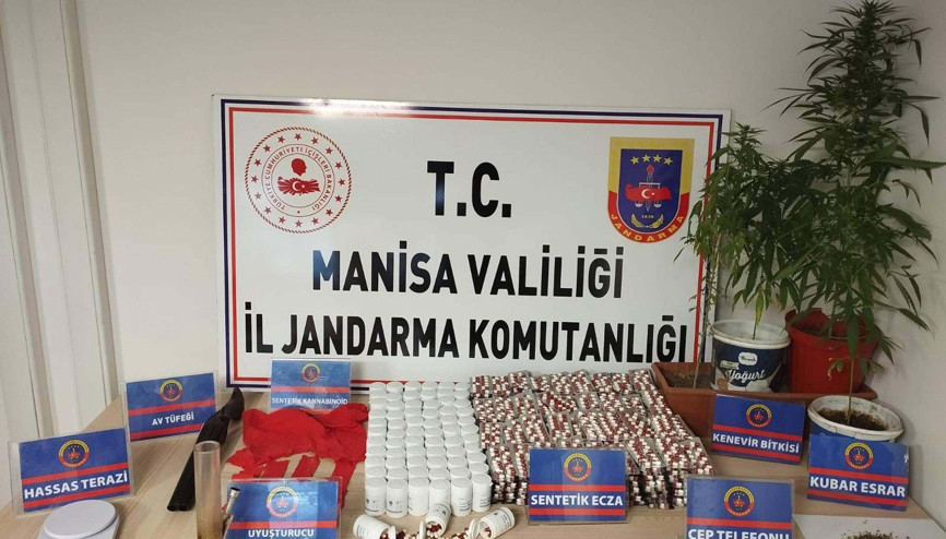 Manisadaki uyuşturucu operasyonunda 8 bin 864 sentetik ecza hap ele geçirildi