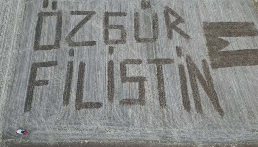 Traktör ile tarlalarına Özgür Filistin yazdılar