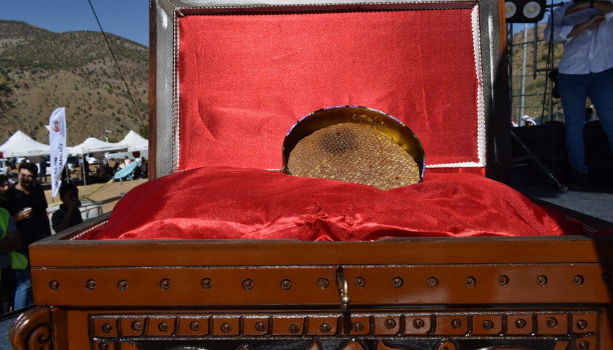 Festivalde açık artırmaya sunulan 1 kilo Sason balı, 340 bin liraya alıcı buldu