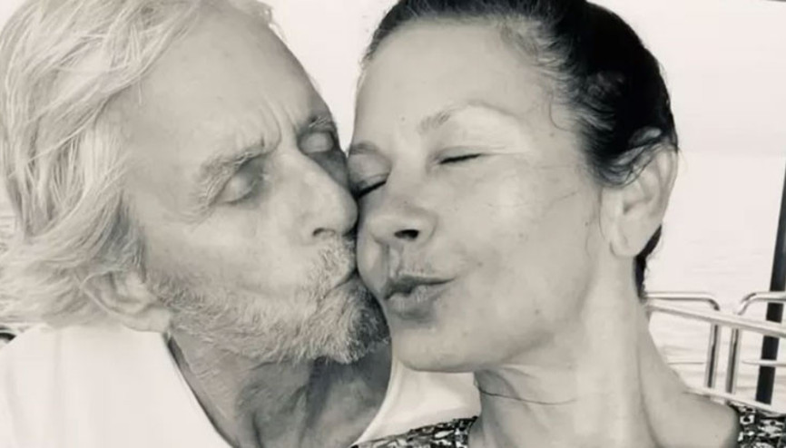 Çeyrek asırda aşk mı kalır hiç Sanki yangına körükle gitti... Demek ki artık onu karısı gibi görmüyor