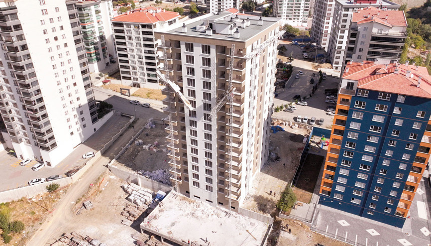 İşçiler 12’nci kattan düştü