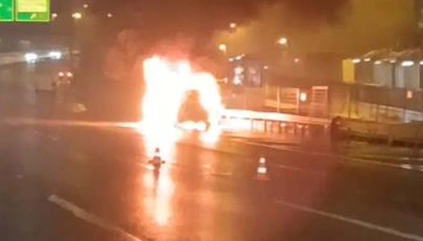 15 Temmuz Şehitler Köprüsünde seyir halindeki otomobil alev alev yandı