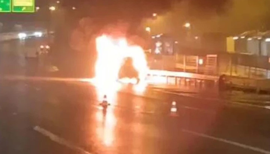 15 Temmuz Şehitler Köprüsünde otomobil alev alev yandı