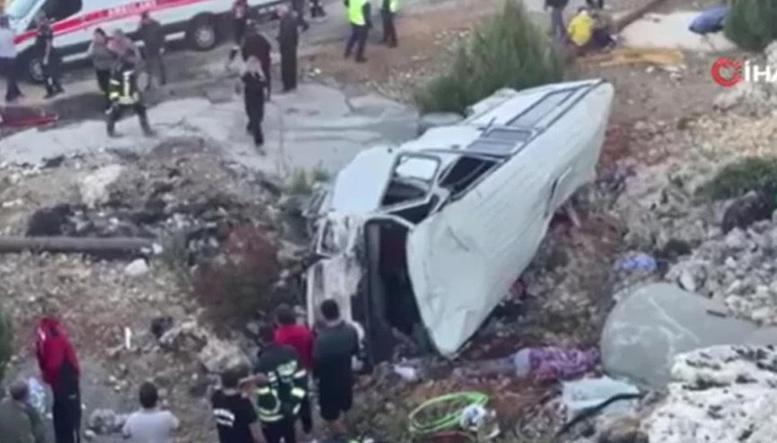 Mersin’de tarım işçilerini taşıyan minibüs şarampole devrildi: 5 can kaybı, 14 yaralı