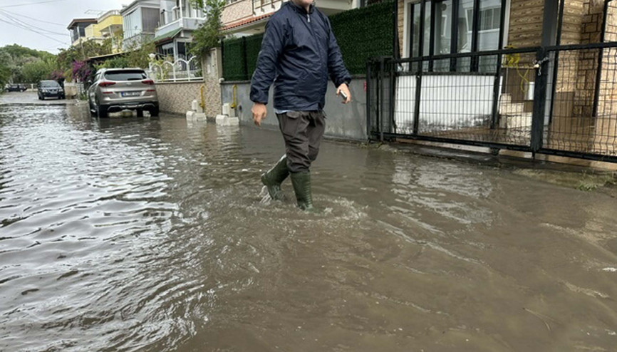Balıkesirde sağanak; cadde ve sokaklar göle döndü Balıkesirde sağanak; cadde ve sokaklar göle döndü